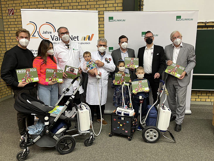 Schauspieler Frederic Heidorn, Moderatorin Melissa Khalaj, Prof. Dr. med. Markus M. Lerch, ärztlicher Direktor des LMU Klinikums, Prof. Dr. med. Nikolaus Haas, Leiter der Abteilung Kinderkardiologie,  Stefan Schadhauser, Inhaber der Unternehmensgruppe ValueNet, Prof. Dr. med. Karl-Walter Jauch mit den Patienten Romina (9), Marko (5) und Felicia (11 Monate alt), die im LMU Klinikum auf ein neues Herz warten  (©Foto: Martin Schmitz)
